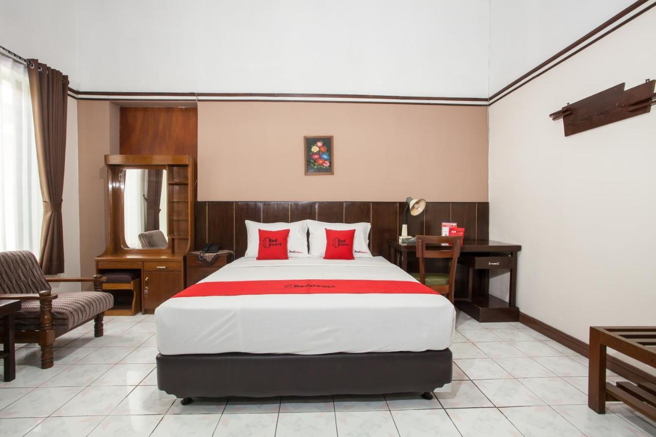 Reddoorz Near Balai Kota Malang Hotell Exteriör bild